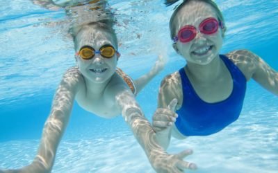 Jugar en el mar o en la alberca puede poner en riesgo la salud visual de tu pequeño