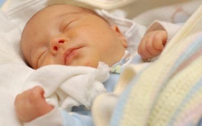 ¿Qué hace un pediatra especialista en neonatología?